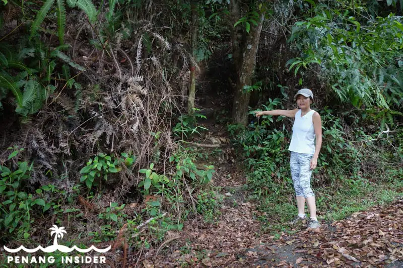 Woman at the entry to the jungle trail to Cherok Tok Kun summit.